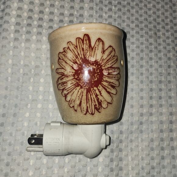 SCENTSY EUC FLOWER PRESS NIGHT LIGHT SCENTSY WARMER PLUG IN - Picture 1 of 5